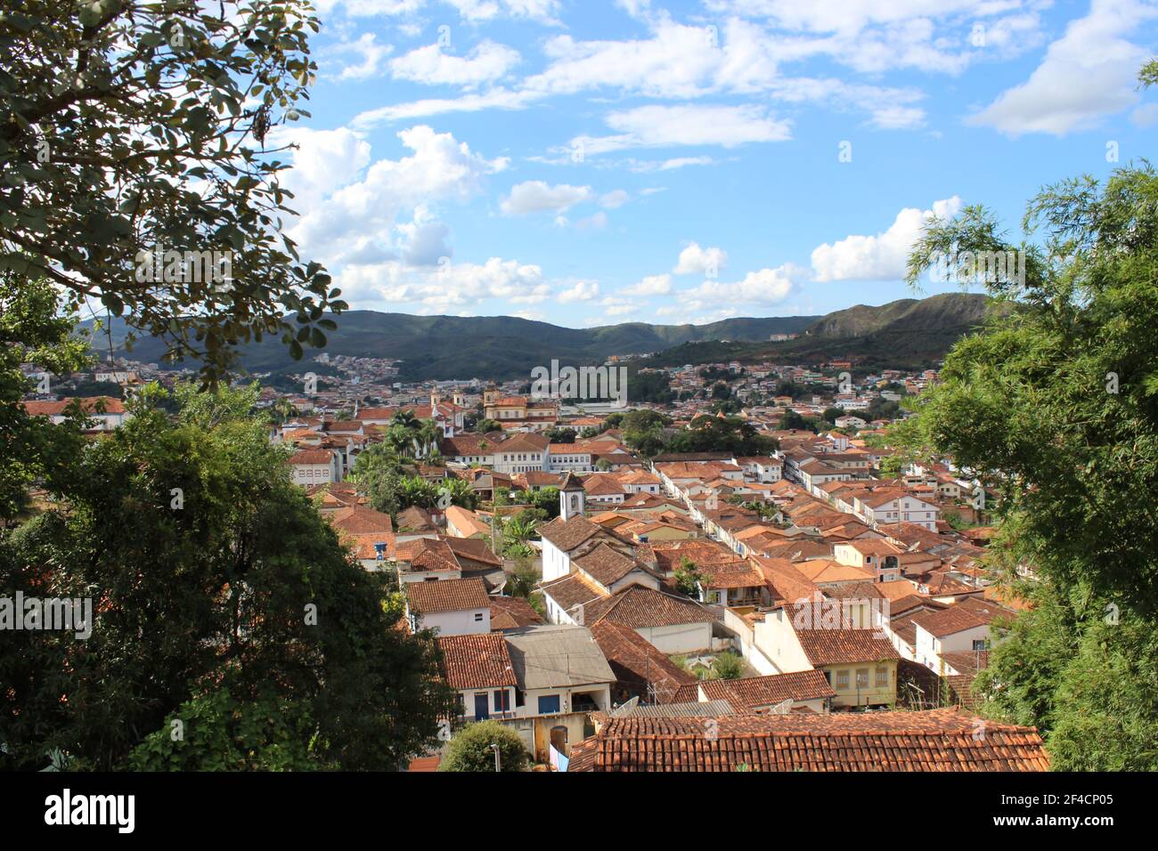 Historische Stadtlandschaft, mit Vegetation von oben gesehen, in Minas gerais, Brasilien Stockfoto