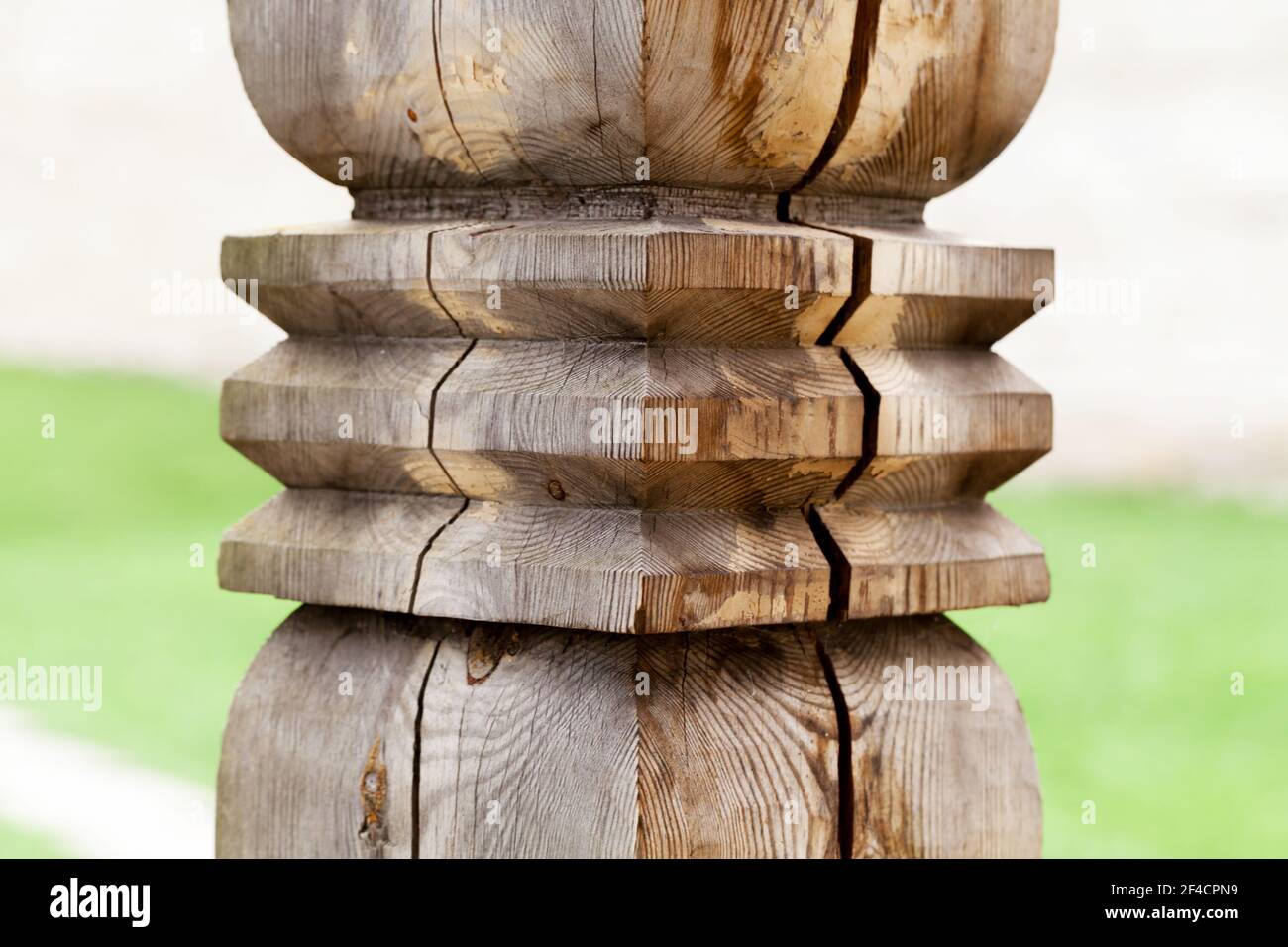 Dekoratives geschnitztes Element auf einer alten Holzsäule Stockfoto