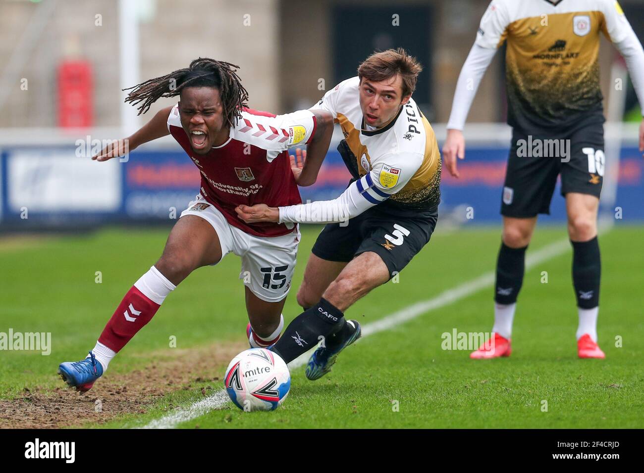 NORTHAMPTON, ENGLAND. MÄRZ 20th: Peter Kioso von Northampton Town wird am Samstag, den 20th. März 2021, von Harry Pickering, Kapitän von Crewe Alexandra, während der ersten Hälfte der Sky Bet League One im PTS Academy Stadium in Northampton, Fouled. (Kredit: John Cripps - MI News) Kredit: MI Nachrichten & Sport /Alamy Live Nachrichten Stockfoto