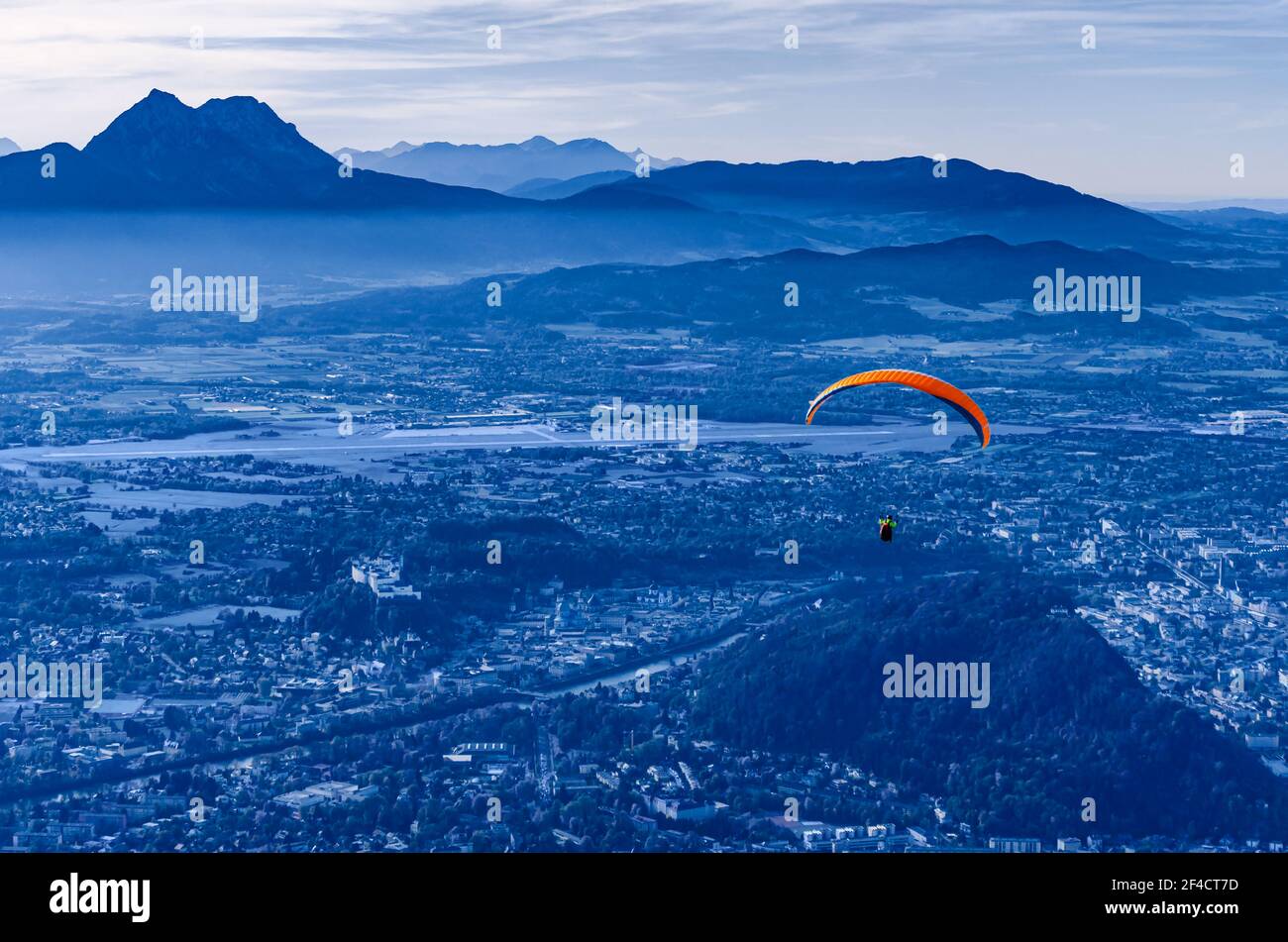 Paragliding über Salzburg in Österreich, Europa. Gleitschirm, gestartet vom 1287 Meter hohen Gaisberg, mit Blick auf die Hauptstadt Salzburg. Stockfoto