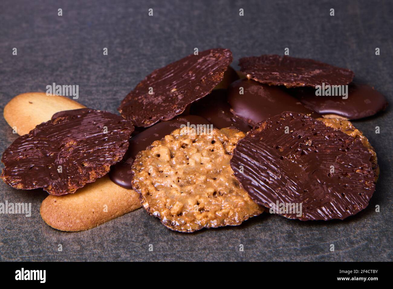 Hausgemachte Cerealien und mit Schokolade überzogene Kekse Stockfoto