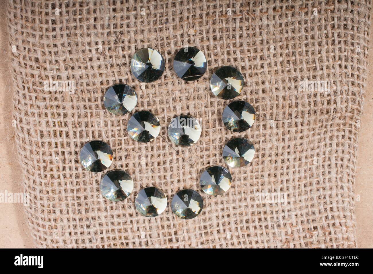 Eine Nahaufnahme von Diamanten in einem spiralförmigen Muster auf Eine braune Oberfläche Stockfoto