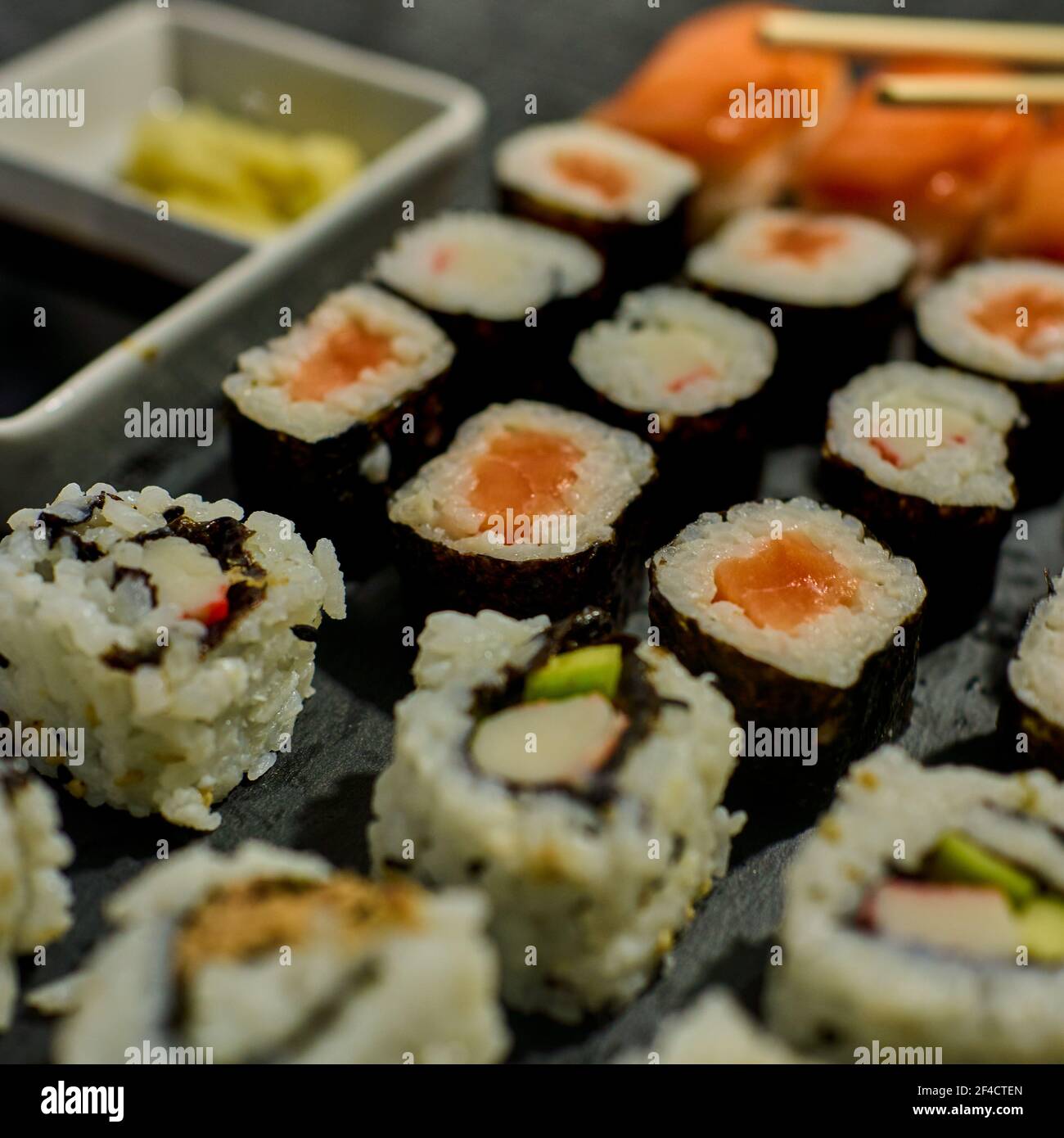Schwarzes Schiefertablett mit verschiedenen Sushi-Stücken Stockfoto