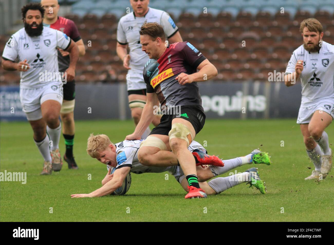 Twickenham, England. 20. März 2021. Alex Dombrandt von Harlequins tackt George Barton von Gloucester während des Gallagher Premiership Matches zwischen Harlequins und Gloucester an der Stoop. Kredit: Richard Perriman/Alamy Live Nachrichten Stockfoto