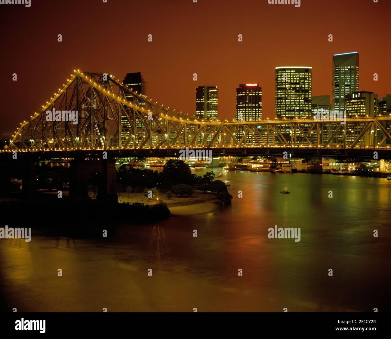 Australien. Queensland. Brisbane. Skyline der Stadt und Story Bridge in der Abenddämmerung. Stockfoto