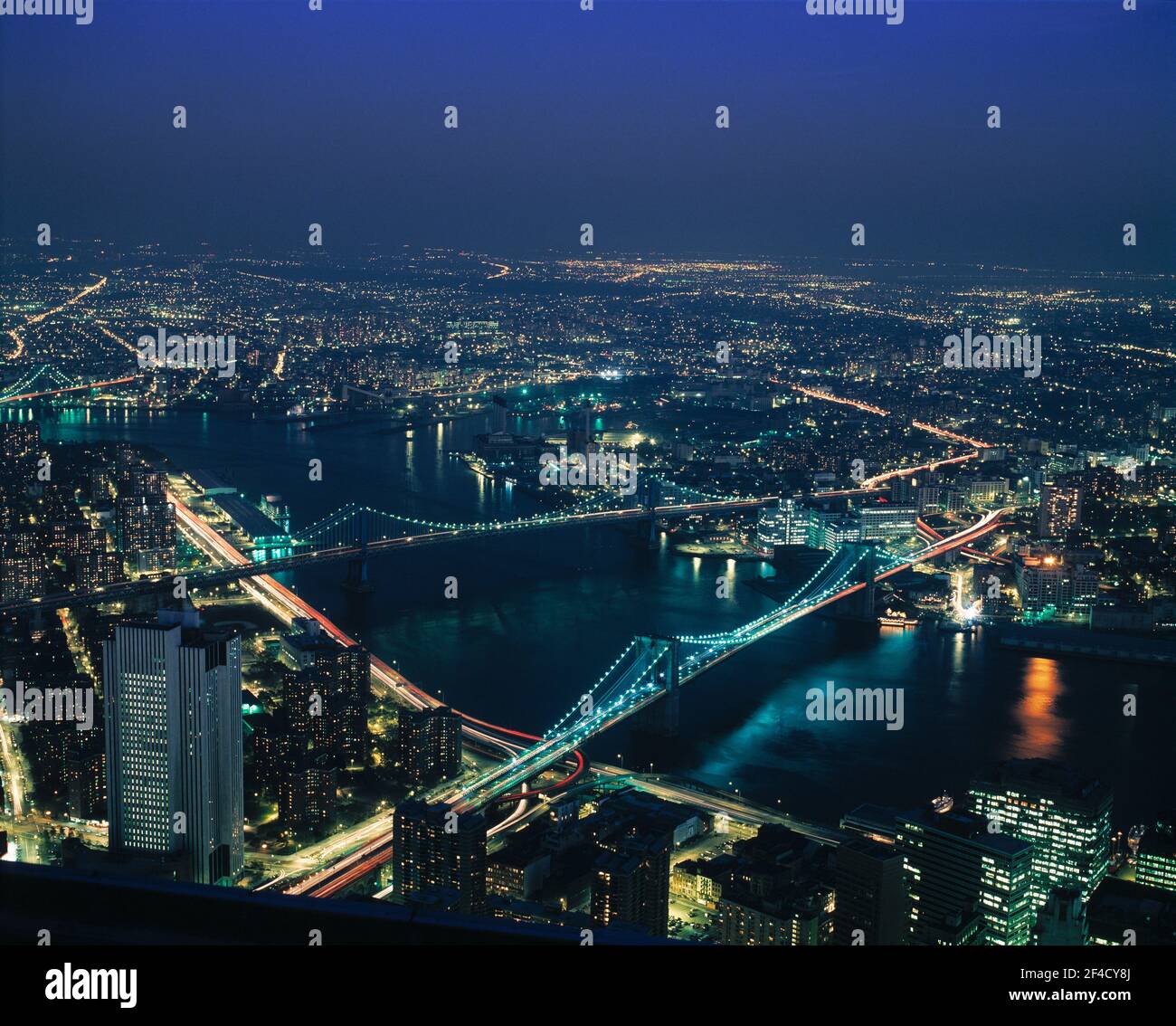 USA. New York City. East River bei Nacht mit Brooklyn Bridge und Manhattan Bridge. Stockfoto