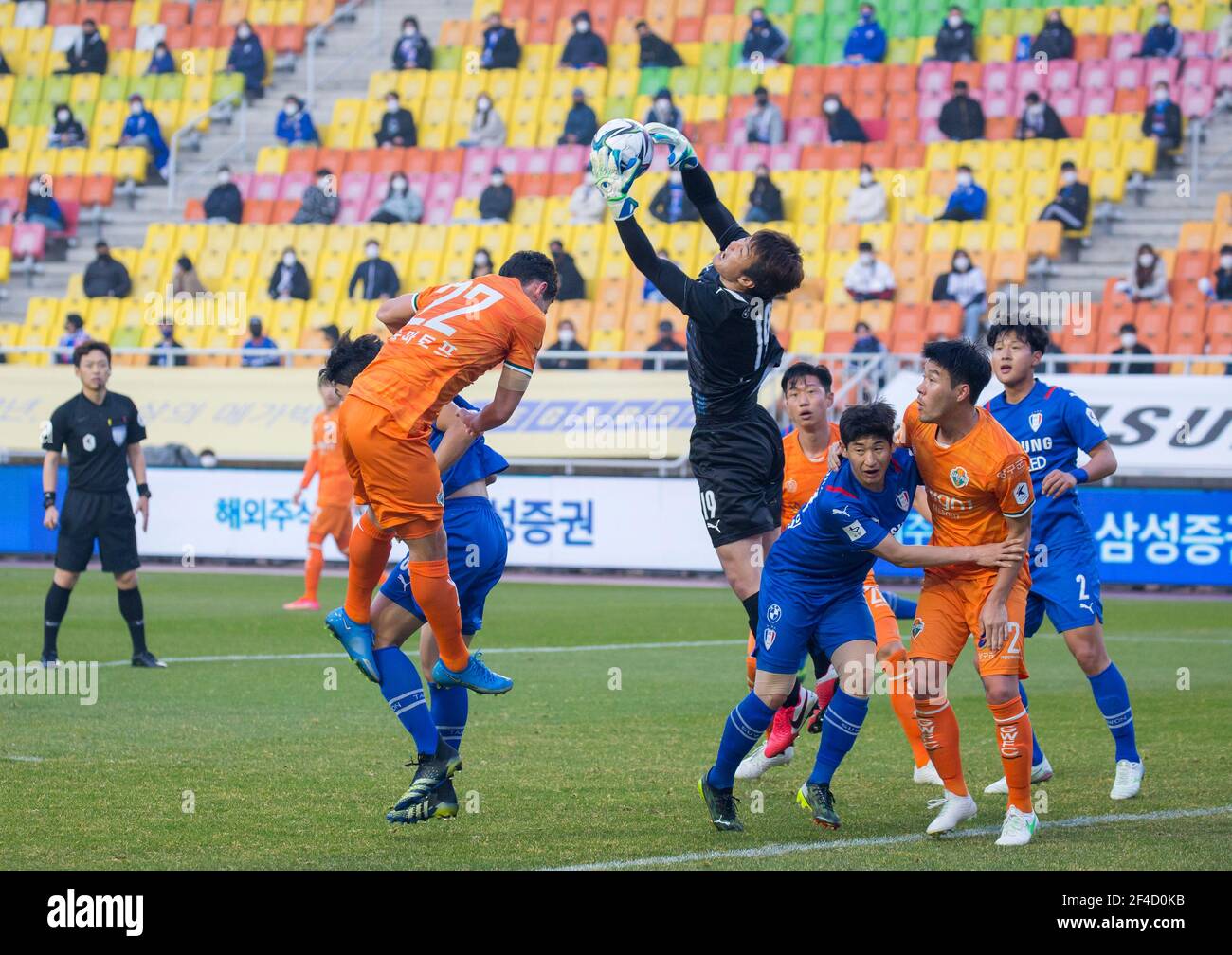 Torwart Noh Dong-geon von Suwon Samsung Bluewings in Aktion während der 4th Runde des 2021 K League 1 Fußballspiel zwischen Suwon Samsung Bluewings und Gangwon FC im Suwon World Cup Stadium.Endstand; Suwon Samsung Bluewings 1:1 Gangwon FC. Stockfoto