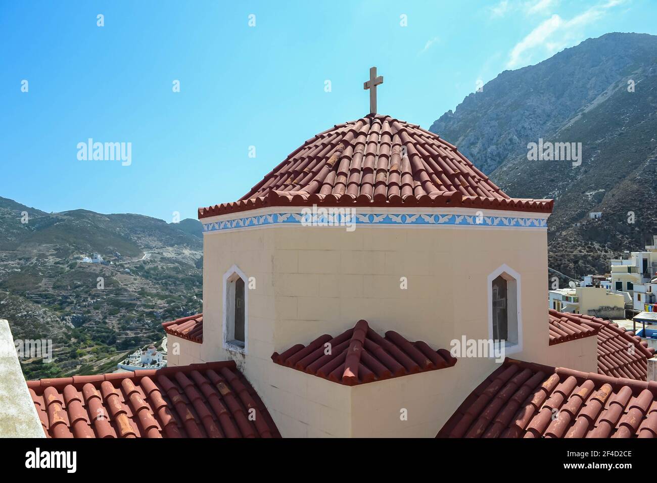 Karpathos-Griechenland-August 2019 das herrliche Hinterland der griechischen Insel Karpathos mit seinen charakteristischen Dörfern und seinen bunten Häusern. Stockfoto