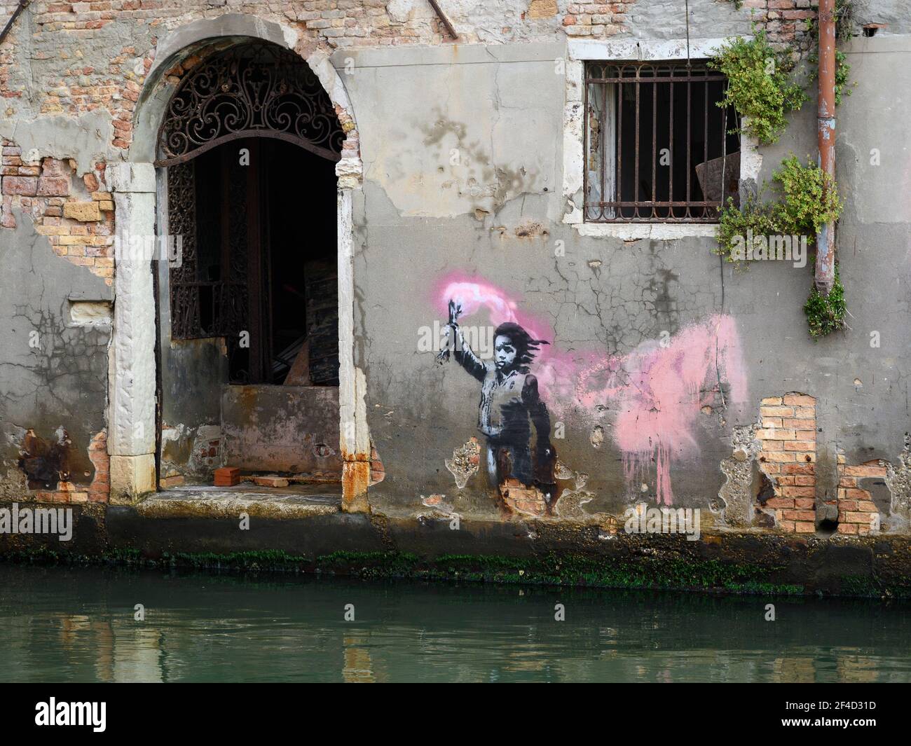 Venedig. Italien. Banksy's Kunstwerk (Mai 2019) zeigt ein Migrantenkind in einer Rettungsweste, während es einen rosa Flare in der Nähe von Campo Santa Margherita in hält Stockfoto