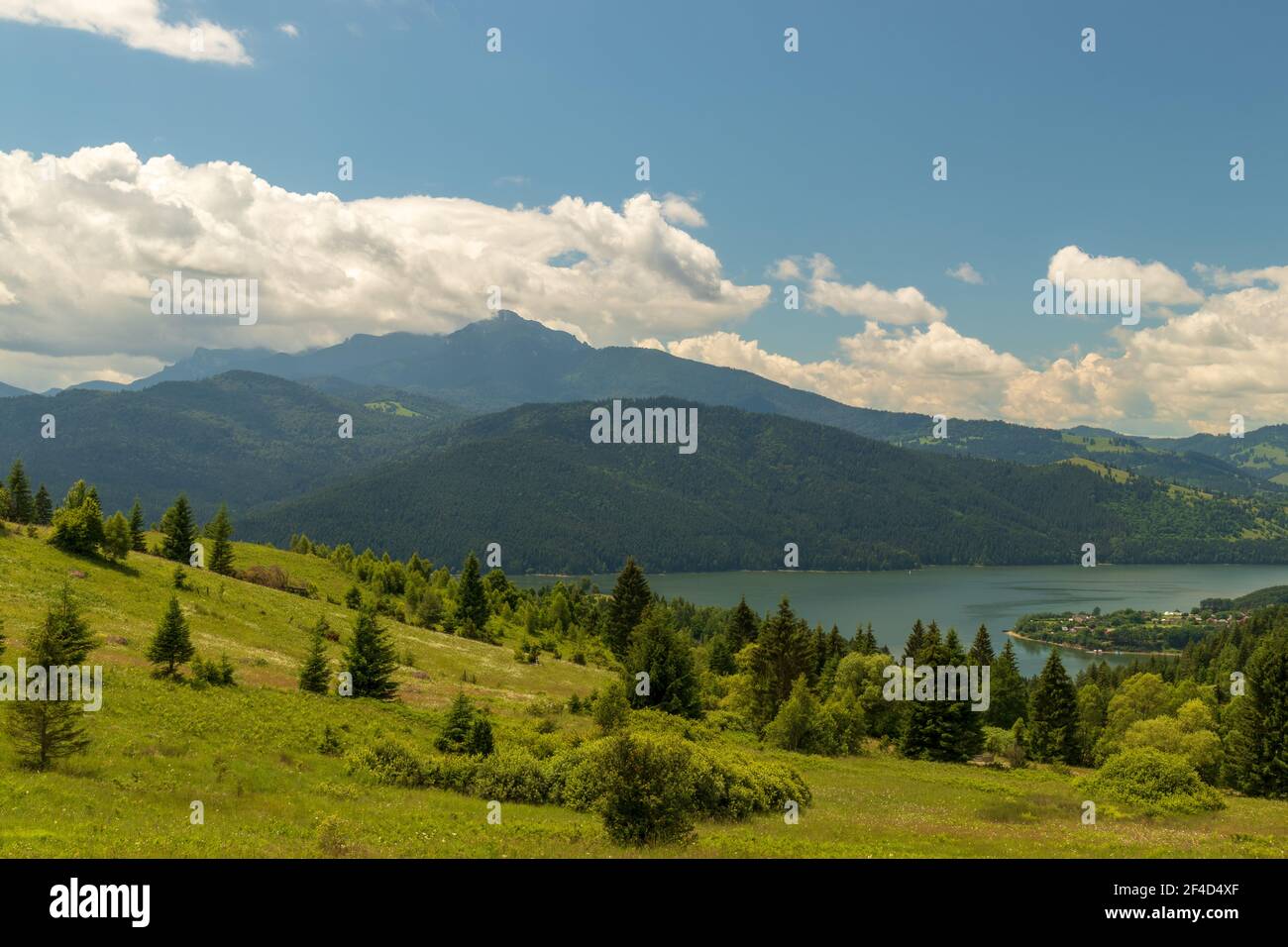 Der Berg und der See. Rumänien, Ceahlau und der See Izvorul Muntelui Stockfoto