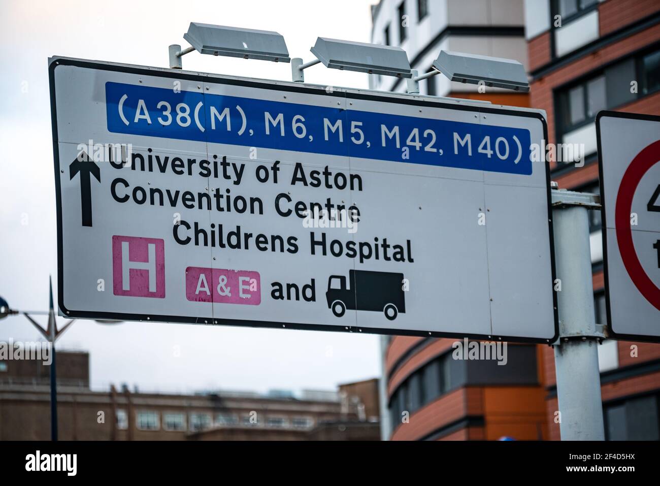 Wegweiser für A38(M), M6, M5, M42, M40 und University of Aston, Covent Center, Childrens Hospital in Birmingham, Großbritannien Stockfoto