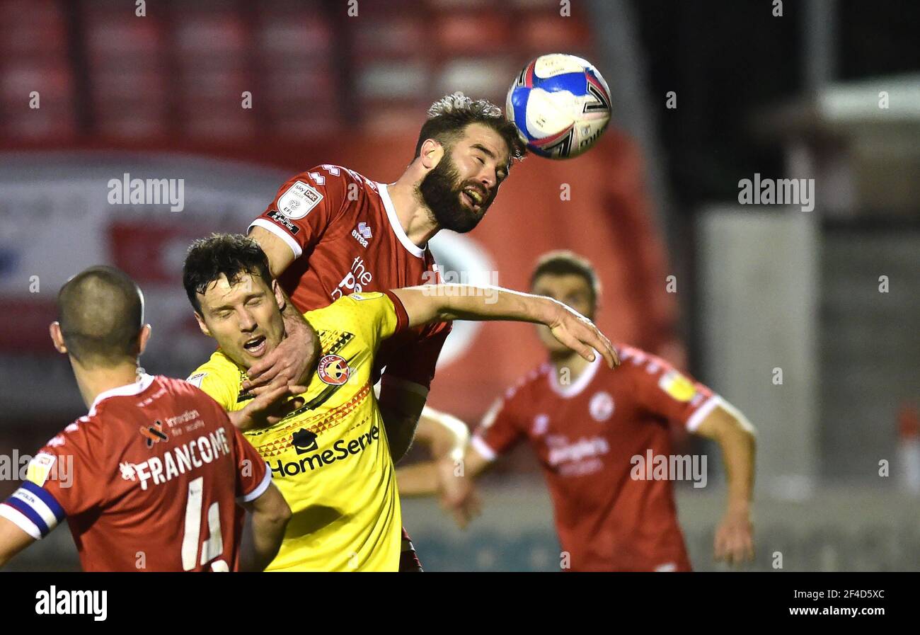 Joe McNerney aus Crawley gewinnt einen defensiven Kopfball unter Druck während des Sky Bet League-2-Spiels zwischen Crawley Town und Walsall im People's Pension Stadium , Crawley , Großbritannien - 16. März 2021 - nur für redaktionelle Verwendung. Keine Verkaufsförderung. Für Football-Bilder gelten Einschränkungen für FA und Premier League. Keine Nutzung des Internets/Handys ohne FAPL-Lizenz - für Details wenden Sie sich an Football Dataco Stockfoto