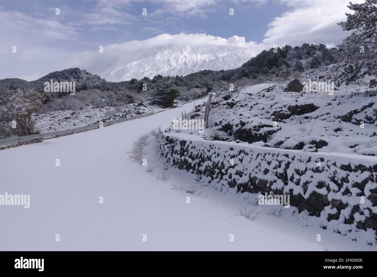 Winterlandschaft von Sizilien Natur schneebedeckten Straße Berg zu Ätna Mount natürliches Wahrzeichen des Outdoor-Tourismus Stockfoto
