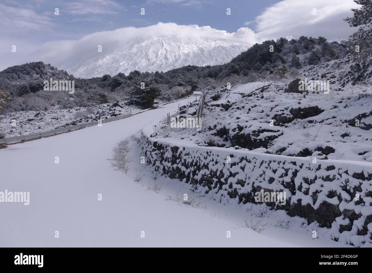 Winterlandschaft von Sizilien Natur schneebedeckten Straße Berg zu Ätna Mount natürliches Wahrzeichen des Outdoor-Tourismus Stockfoto