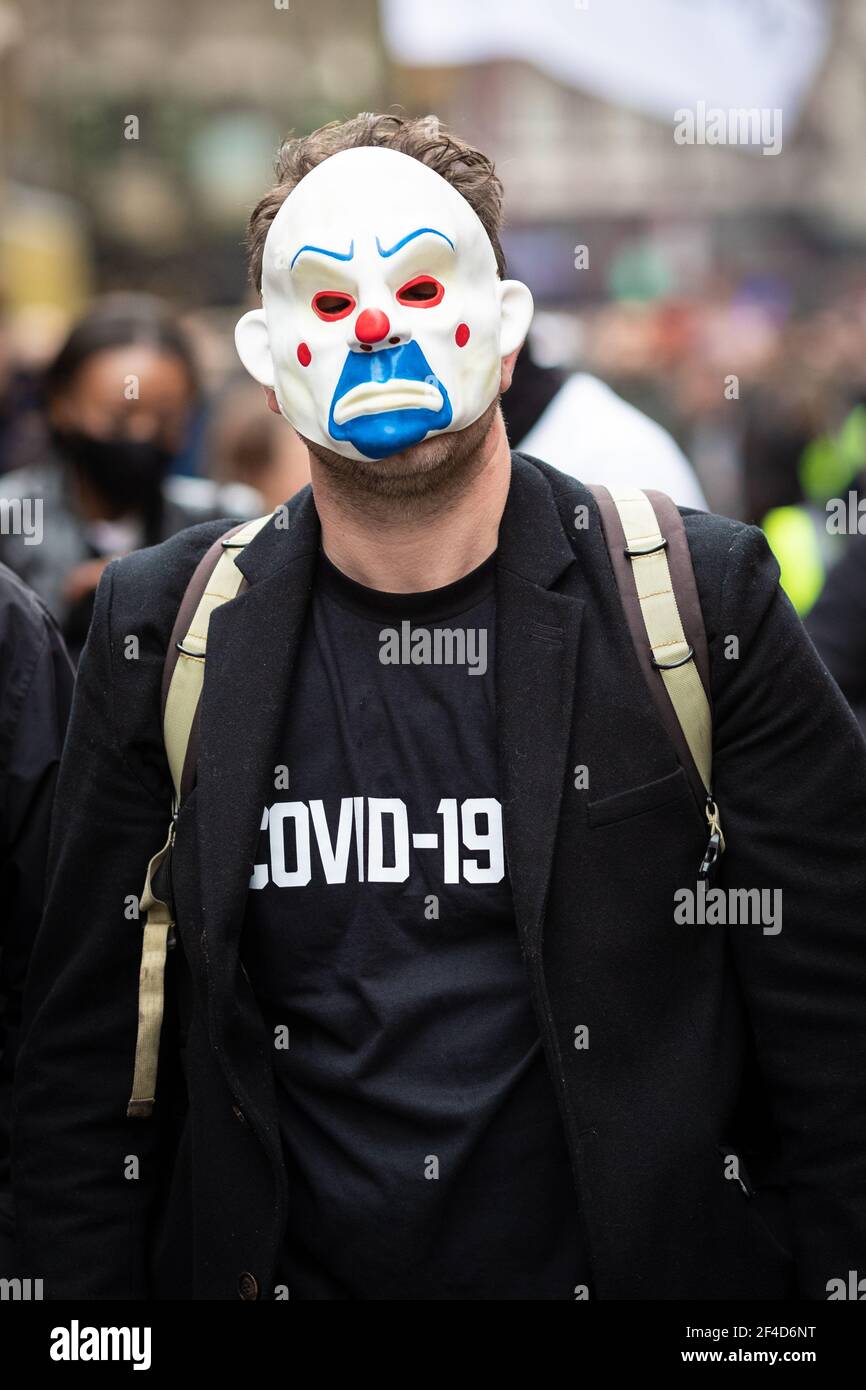 London, Großbritannien. März 2021, 20th. Ein Mann, der eine Maske trägt, nimmt an einem Anti-Lockdown-marsch Teil. Ein Jahr nach der Einführung von Lockdowns wird eine World Wide Rally for Freedom organisiert. Kredit: Andy Barton/Alamy Live Nachrichten Stockfoto