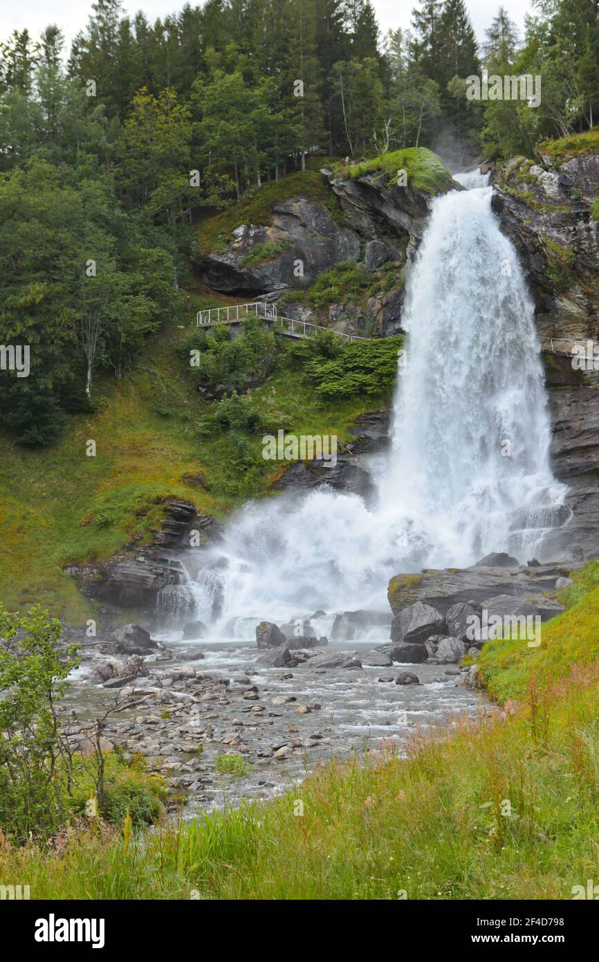 Steinsdalfossen Wasserfall. Norwegen. Sommer. Wasserfall im Wald auf den Felsen Stockfoto