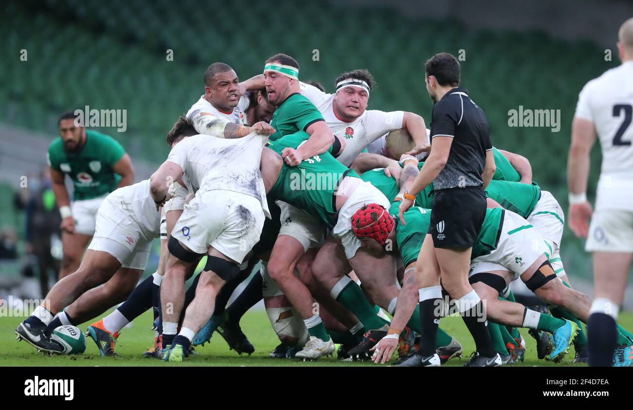 Irland und England Spieler konkurrieren im Scrum während des Guinness Six Nations Spiels im Aviva Stadium, Dublin. Bilddatum: Samstag, 20. März 2021. Stockfoto