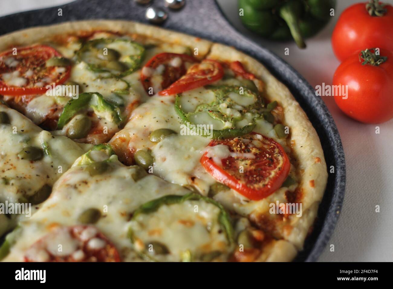 Hausgemachte Gemüse-Pizza mit Käsestomate und Paprika. Aufnahme auf weißem Hintergrund Stockfoto