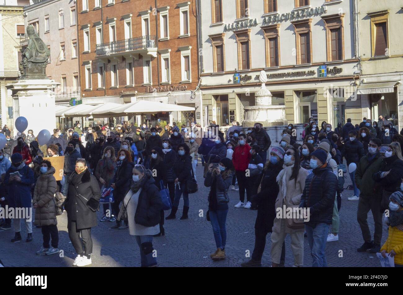 20. März 2021, Rimini, ITA: (INT) Protest fordert die Wiedereröffnung der Schulen in Italien. 20. März 2021, Rimini, Italien: Eine Demonstration gegen die Pandemie und die Schließung des Bildungssystems fand an diesem Samstag auf der Piazza Cavour in Rimini, Italien. Leere Kinderrucksäcke wurden auf dem Boden vor dem Palazzo dell'arengo verstreut. Es gab eine Menge Polizei im Ort, um Probleme zu vermeiden und soziale Distanz zu kontrollieren. Jeder Elternteil trug den Rucksack mit dem Namen, Nachnamen, der Klasse und der Schule des Schülers. Die Demonstration mit dem Titel "Schulen ohne Vater" Stockfoto