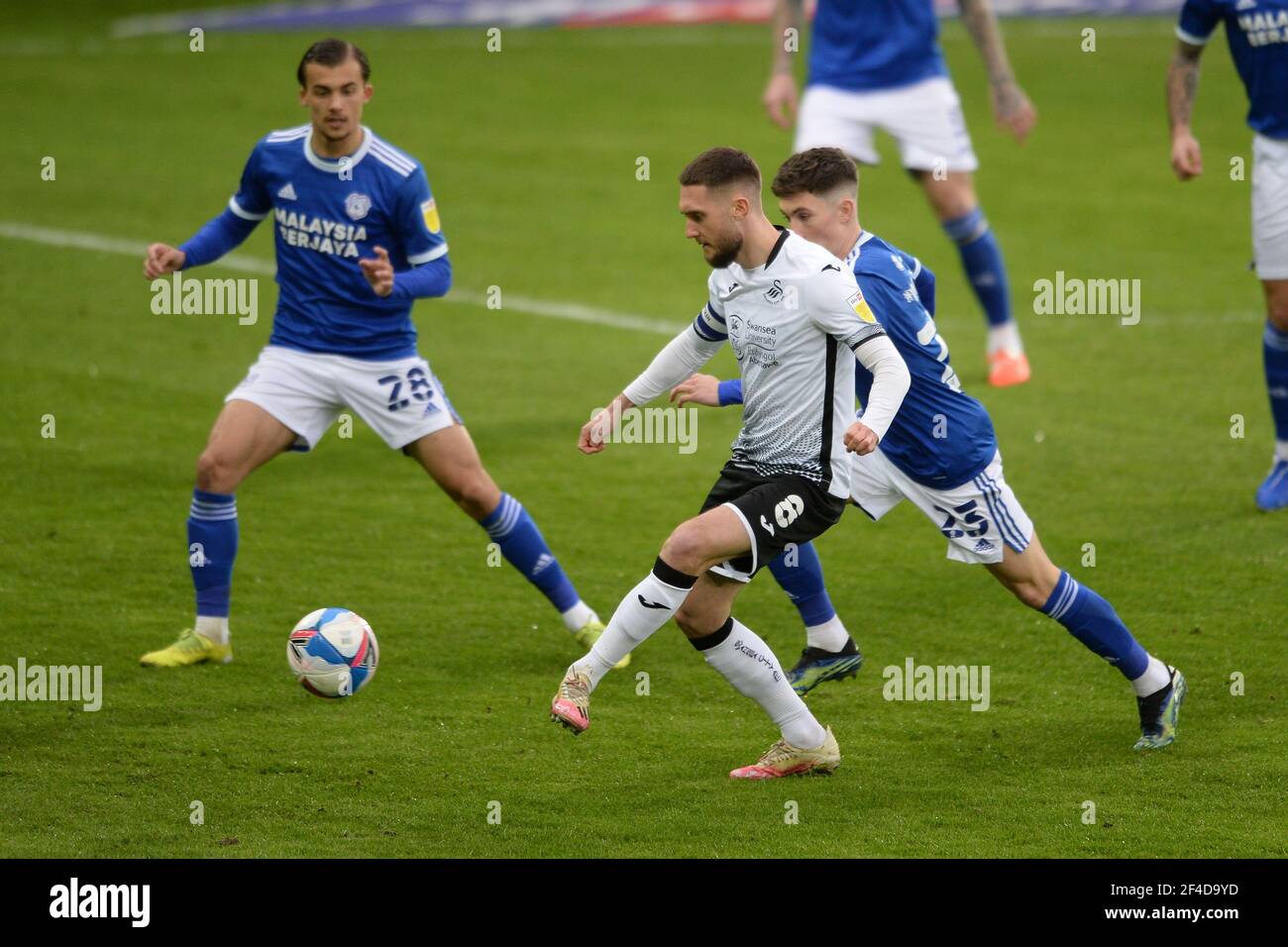 SWANSEA, WALES. MÄRZ 20th: Matt Grimes von Swansea City kämpft Harry Wilson während des Sky Bet Championship-Spiels zwischen Swansea City und Cardiff City im Liberty Stadium, Swansea am Samstag, 20th. März 2021. (Quelle: Jeff Thomas) Quelle: MI News & Sport /Alamy Live News Stockfoto