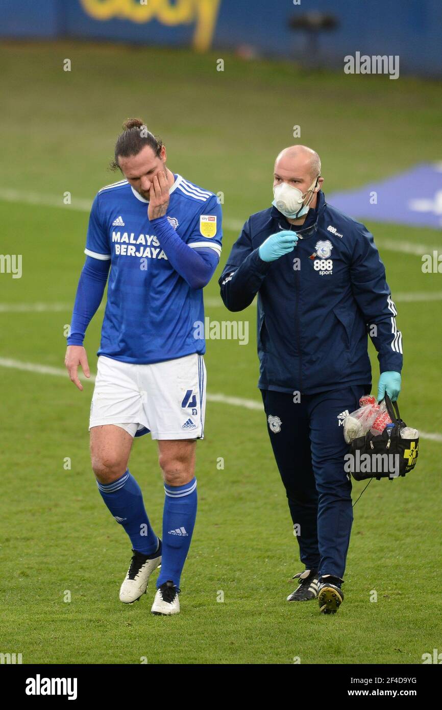 SWANSEA, WALES. MÄRZ 20th: Sean Morrison von Cardiff City muss das Feld verlassen, da er während des Sky Bet Championship-Spiels zwischen Swansea City und Cardiff City im Liberty Stadium, Swansea am Samstag, 20th. März 2021 behandelt werden muss. (Quelle: Jeff Thomas) Quelle: MI News & Sport /Alamy Live News Stockfoto