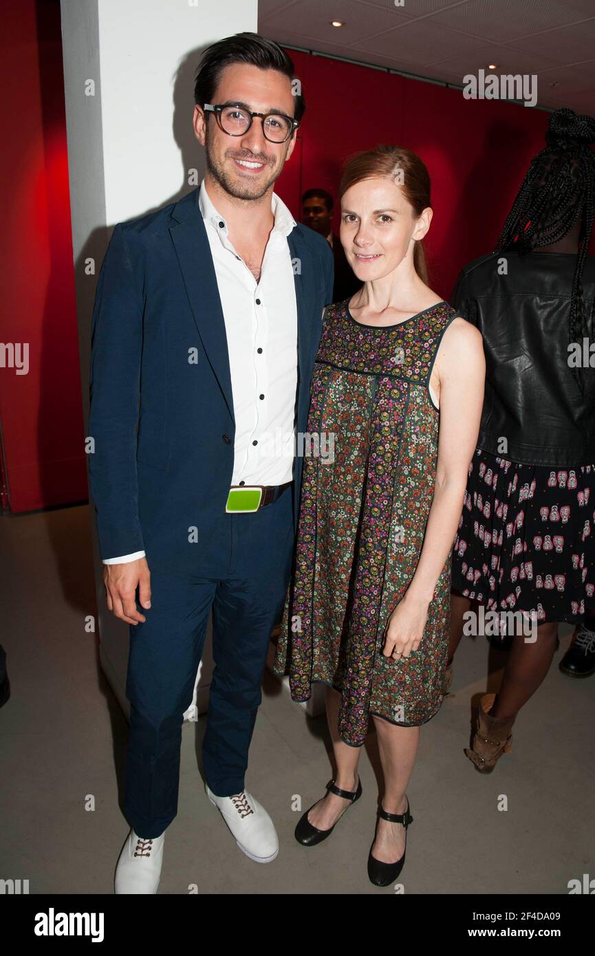 Ferdinand Kingsley und Louise Brealey besuchen die Eröffnungsnacht von Brasil Brasileiro in Sadler's Wells - London Stockfoto