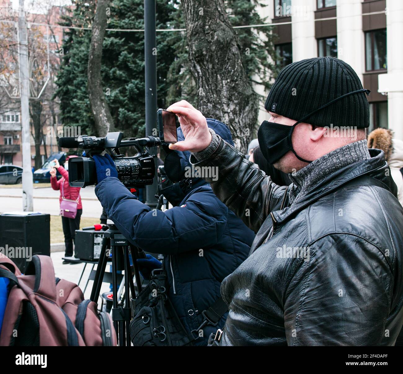 Dnepropetrovsk, Ukraine - 03,19.2021: Journalisten arbeiten bei einer Kundgebung von Unternehmern, um gegen die Verhängung der Quarantäne zu protestieren. Stockfoto