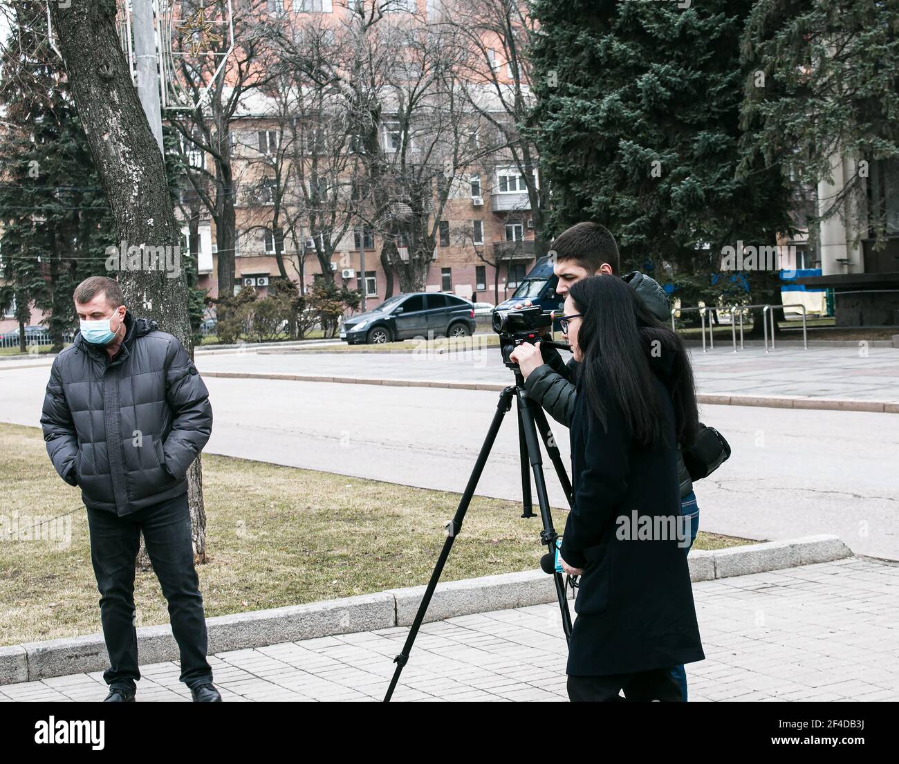 Dnepropetrovsk, Ukraine - 03,19.2021: Journalisten arbeiten bei einer Kundgebung von Unternehmern, um gegen die Verhängung der Quarantäne zu protestieren. Stockfoto