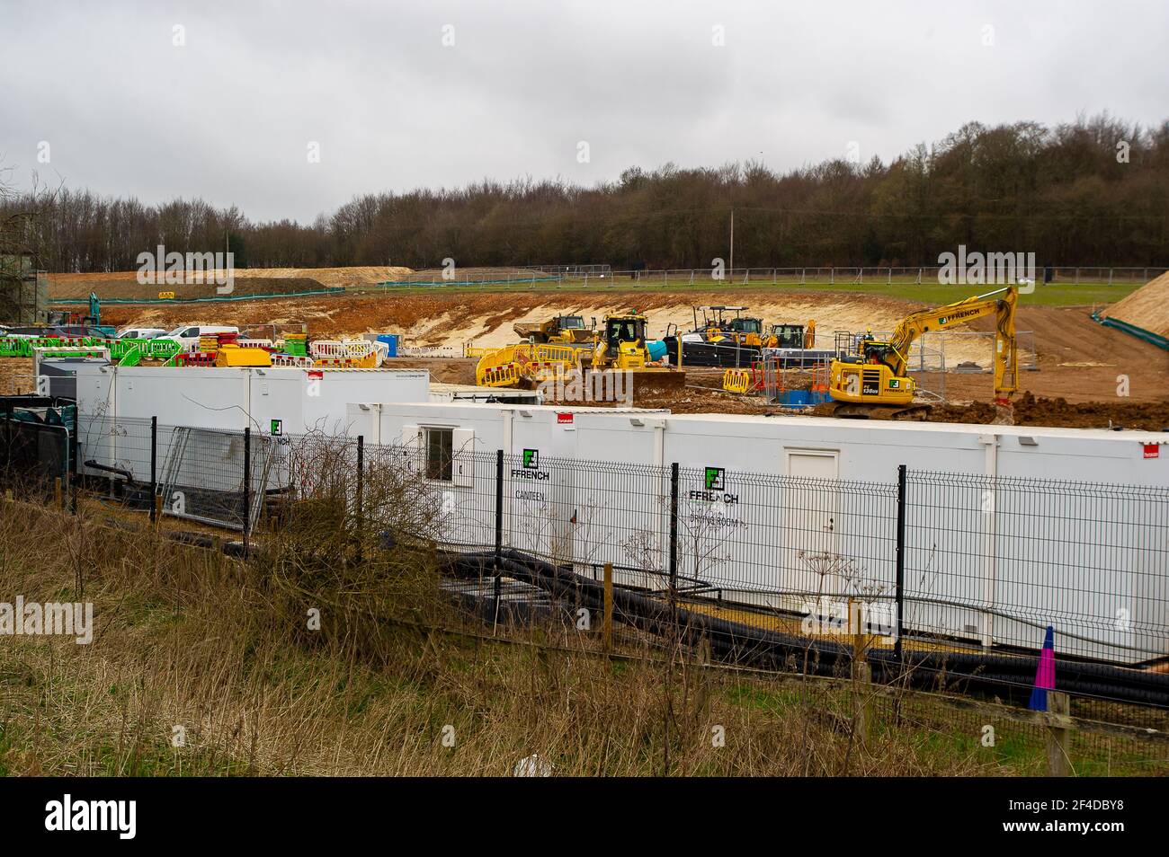 Little Amersham, Buckinghamshire, Großbritannien. März 2021, 18th. HS2 haben einen weiteren Teil der schönen Landschaft zerstört, als sie eine Haul-Straße bauen und sich darauf vorbereiten, den kleinen Amersham-Lüftungsschacht zu bauen. Dies wird einer von 4 Lüftungsschächte in den Tunnel werden sie unter den Chilterns, die ein Gebiet von herausragender natürlicher Schönheit ist langweilig. HS2 haben einen öffentlichen Fußweg um ihre riesige Baustelle an der A413 verlegt. Die Hochgeschwindigkeitsstrecke 2 Rail von London nach Birmingham bringt 108 uralte Waldgebiete, 33 SSSIs und 693 Wildtiergebiete in Gefahr. Quelle: Maureen McLean/Alamy Stockfoto