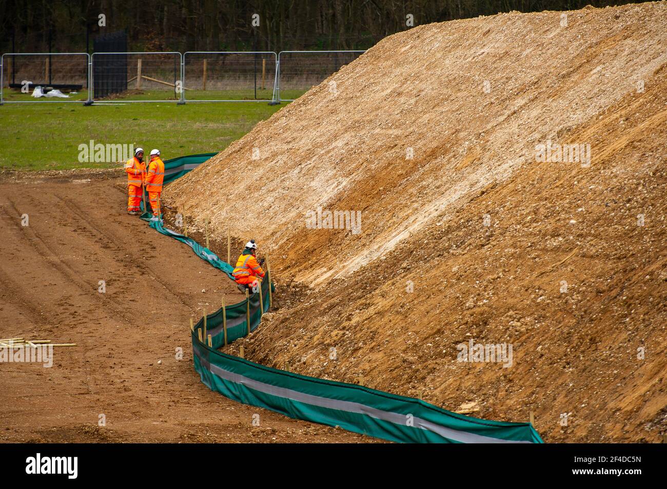 Little Amersham, Buckinghamshire, Großbritannien. März 2021, 18th. HS2 haben einen weiteren Teil der schönen Landschaft zerstört, als sie eine Haul-Straße bauen und sich darauf vorbereiten, den kleinen Amersham-Lüftungsschacht zu bauen. Dies wird einer von 4 Lüftungsschächte in den Tunnel werden sie unter den Chilterns, die ein Gebiet von herausragender natürlicher Schönheit ist langweilig. HS2 haben einen öffentlichen Fußweg um ihre riesige Baustelle an der A413 verlegt. Die Hochgeschwindigkeitsstrecke 2 Rail von London nach Birmingham bringt 108 uralte Waldgebiete, 33 SSSIs und 693 Wildtiergebiete in Gefahr. Quelle: Maureen McLean/Alamy Stockfoto