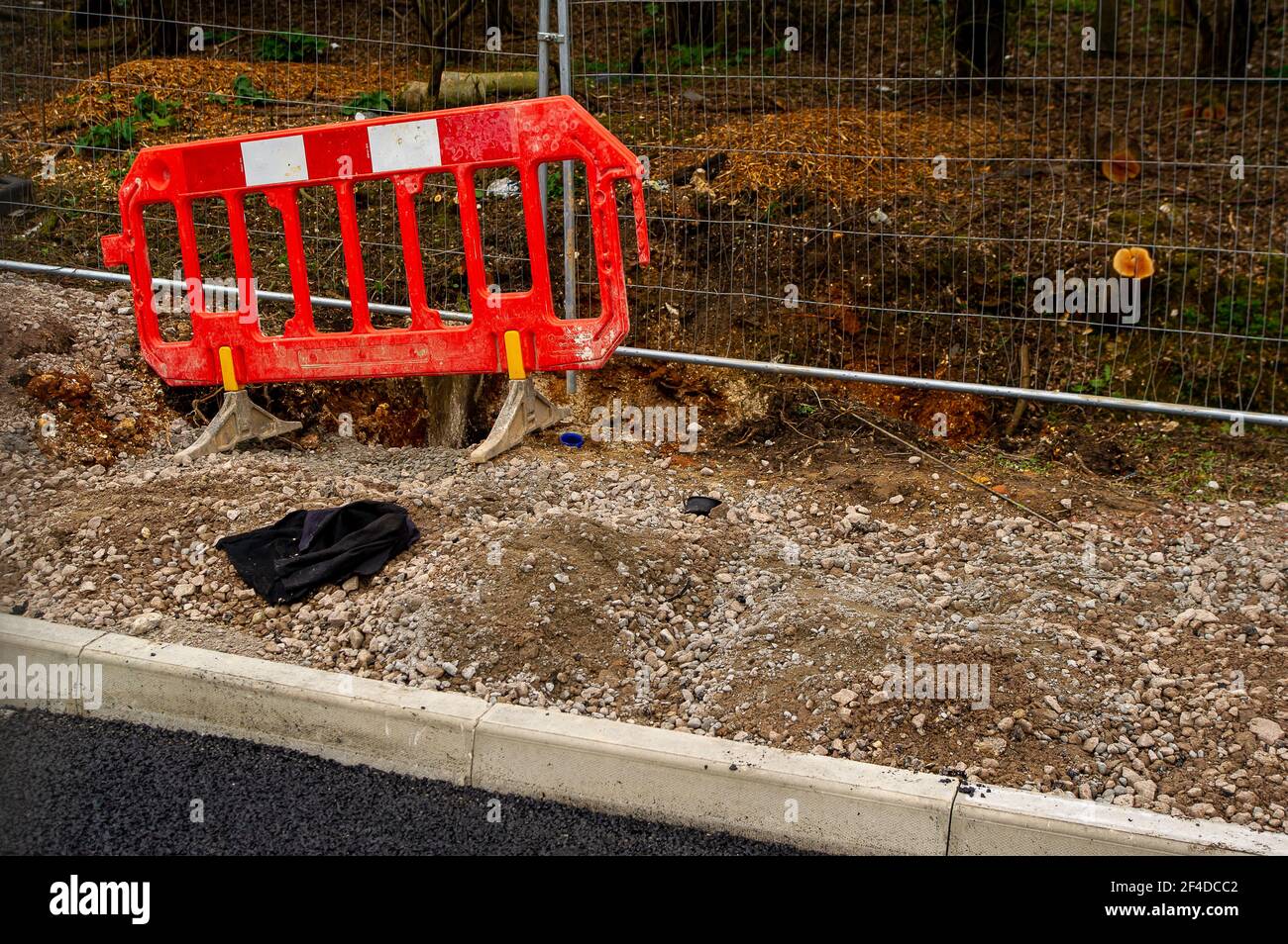 Little Amersham, Buckinghamshire, Großbritannien. März 2021, 18th. HS2 haben einen weiteren Teil der schönen Landschaft zerstört, als sie eine Haul-Straße bauen und sich darauf vorbereiten, den kleinen Amersham-Lüftungsschacht zu bauen. Dies wird einer von 4 Lüftungsschächte in den Tunnel werden sie unter den Chilterns, die ein Gebiet von herausragender natürlicher Schönheit ist langweilig. HS2 haben einen öffentlichen Fußweg um ihre riesige Baustelle an der A413 verlegt. Die Hochgeschwindigkeitsstrecke 2 Rail von London nach Birmingham bringt 108 uralte Waldgebiete, 33 SSSIs und 693 Wildtiergebiete in Gefahr. Quelle: Maureen McLean/Alamy Stockfoto