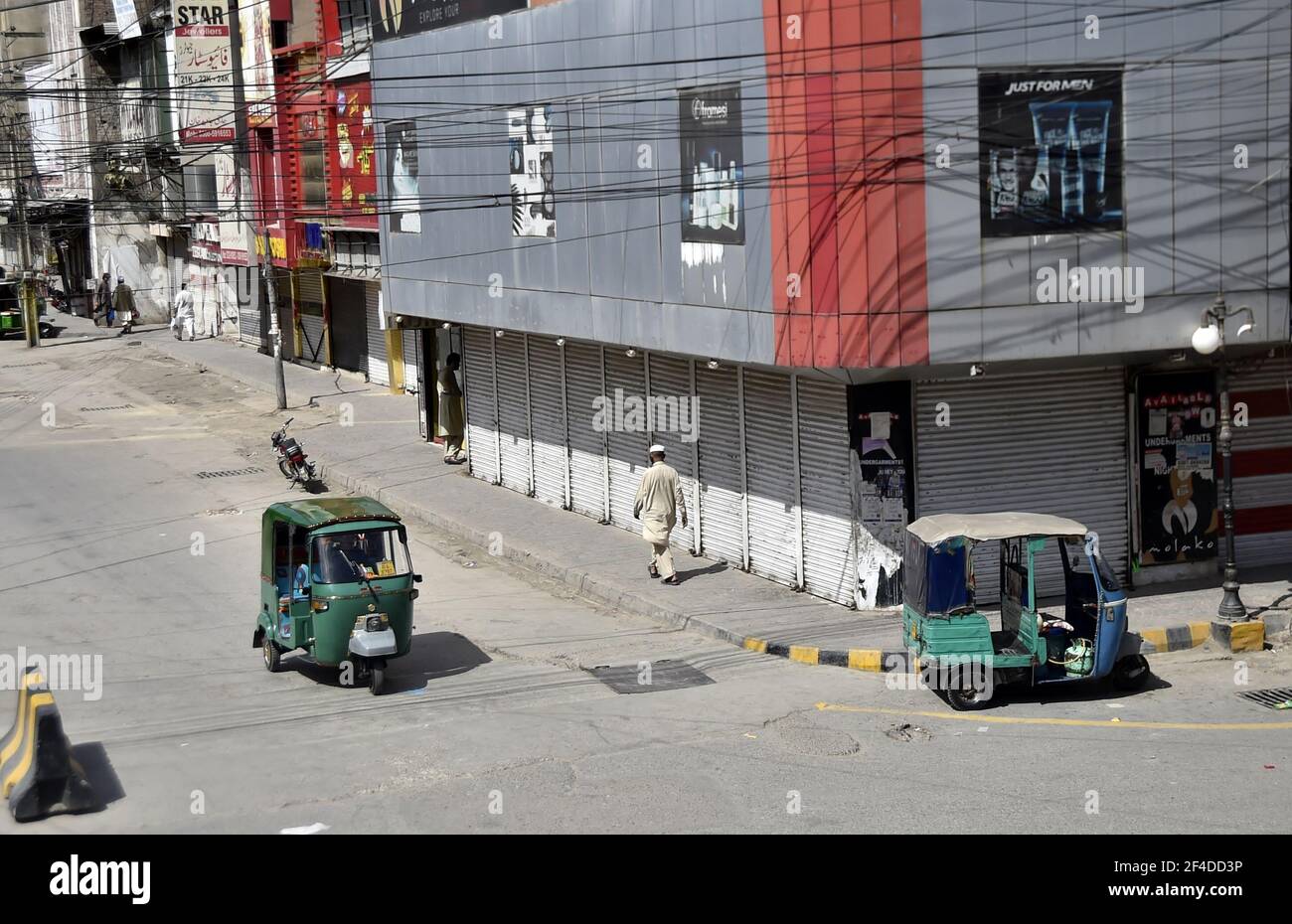 Peshawar. März 2021, 20th. Ein geschlossener Markt wird in Nordwest Pakistans Peshawar am 20. März 2021 gesehen. Pakistan steht vor einer schweren dritten Welle des Virus, und die Regierung unternimmt Schritte, um die Standardverfahren zur Kontrolle der Ausbreitung des Virus sicherzustellen. Quelle: Saeed Ahmad/Xinhua/Alamy Live News Stockfoto