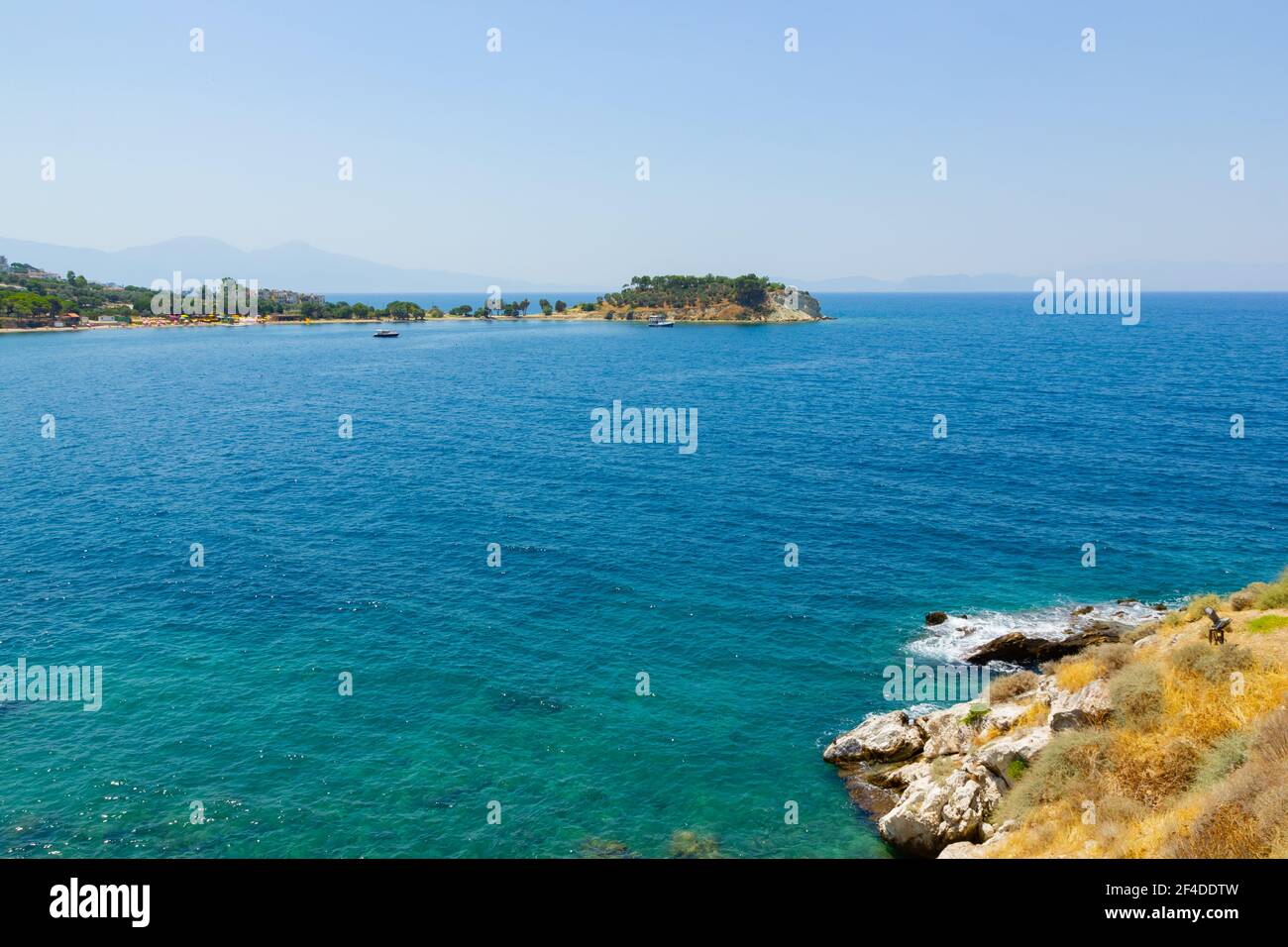 Horizontale Ansicht des türkisfarbenen Wassers des Meeres. Wilde Lifs vor türkisfarbenem Wasser. Sommerurlaub am Meer Stockfoto