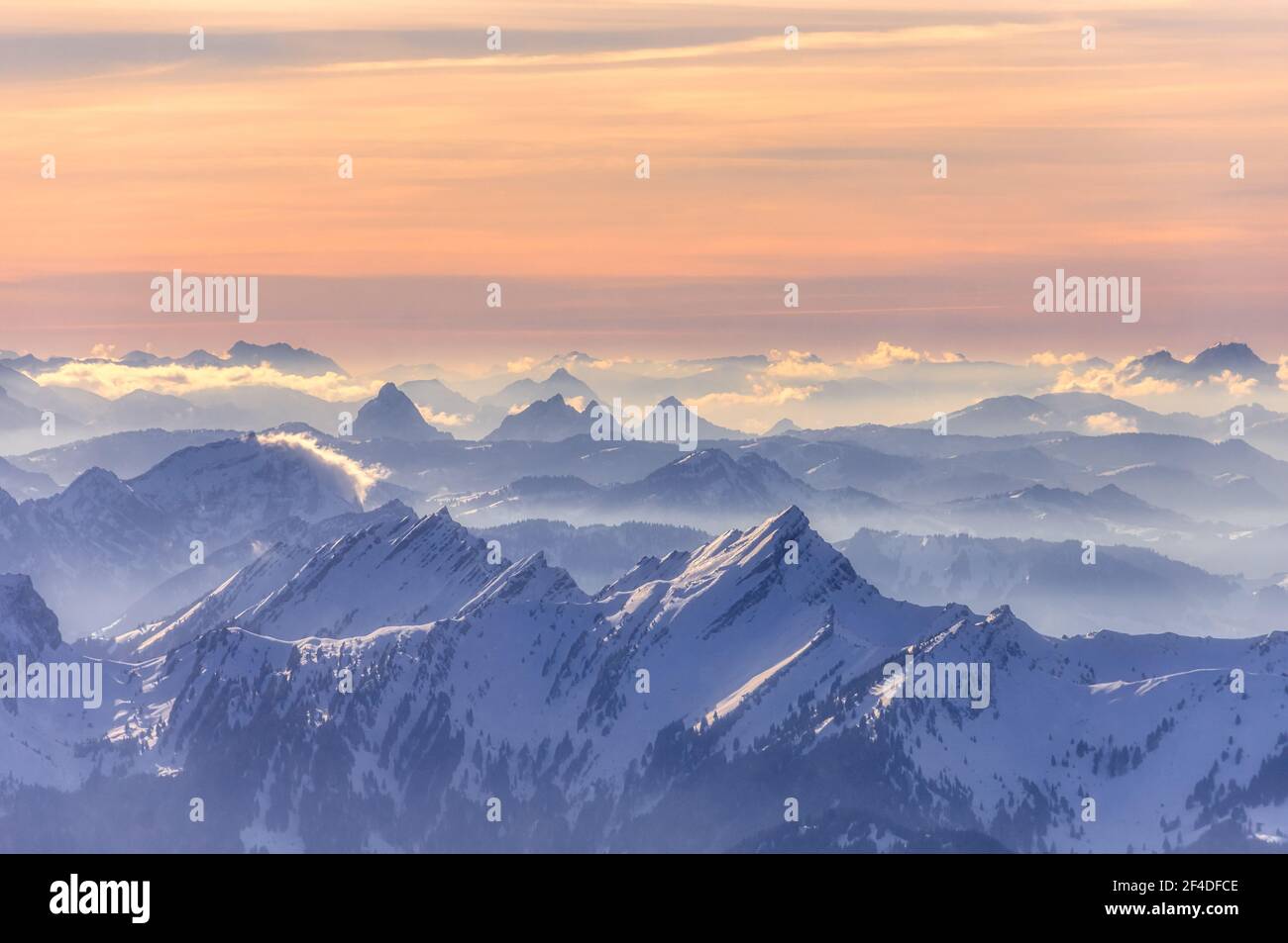 Dämmerung über schneebedeckten Berggipfeln in Schweizer Alpen, Schweiz Stockfoto