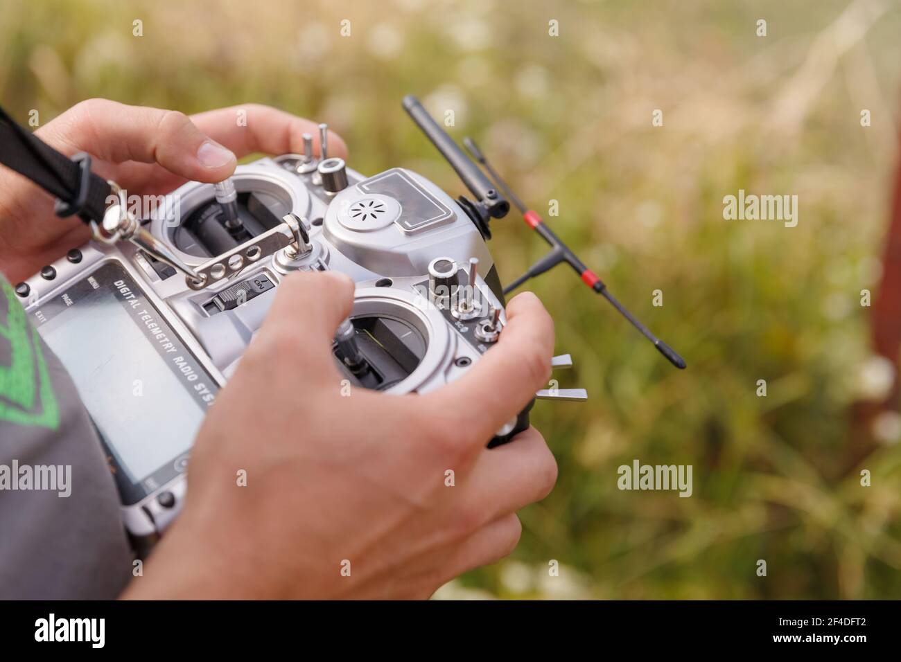 Drohne Copter Remote Telemetrie-Controller in männlichen Händen Stockfoto