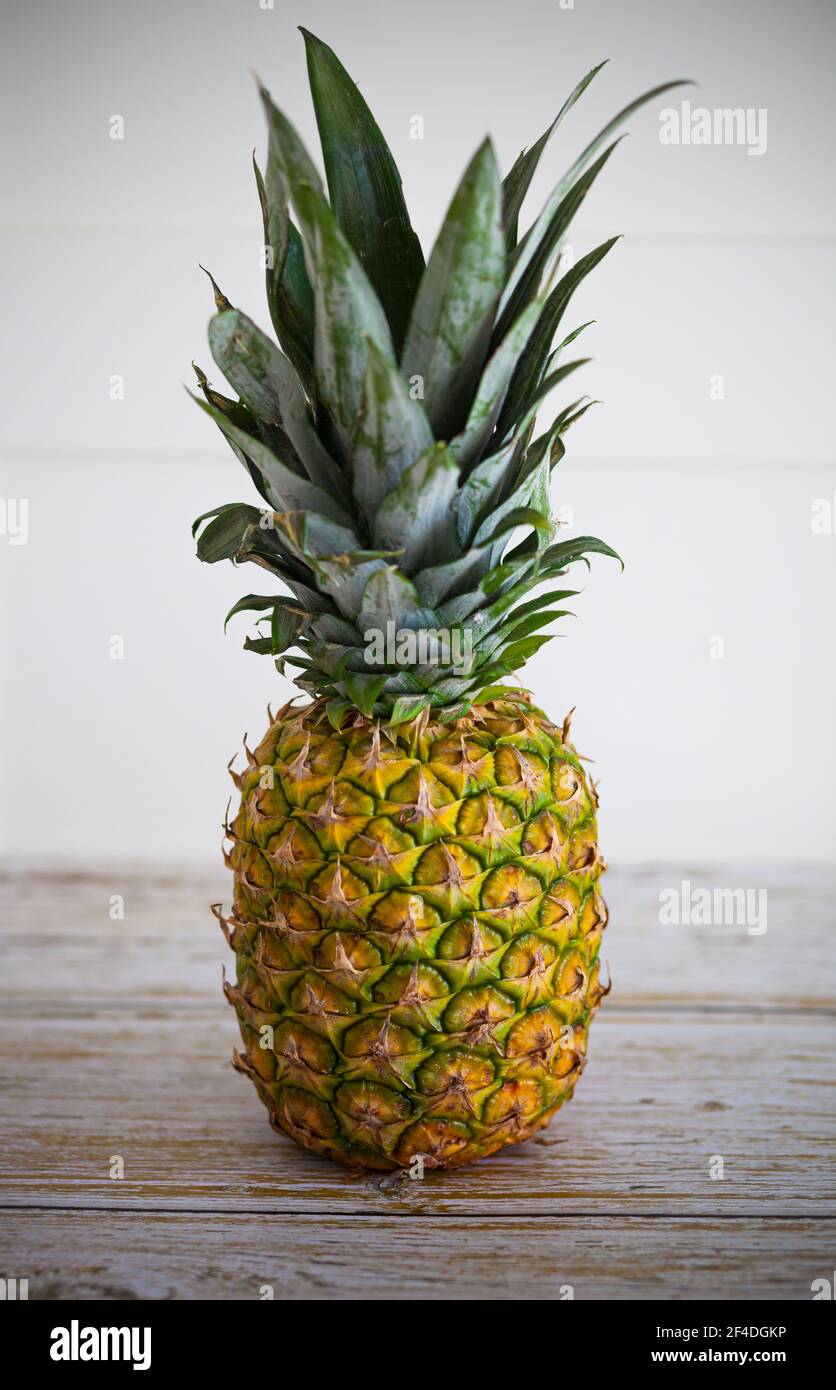 Ananas auf einem Holztisch Stockfoto