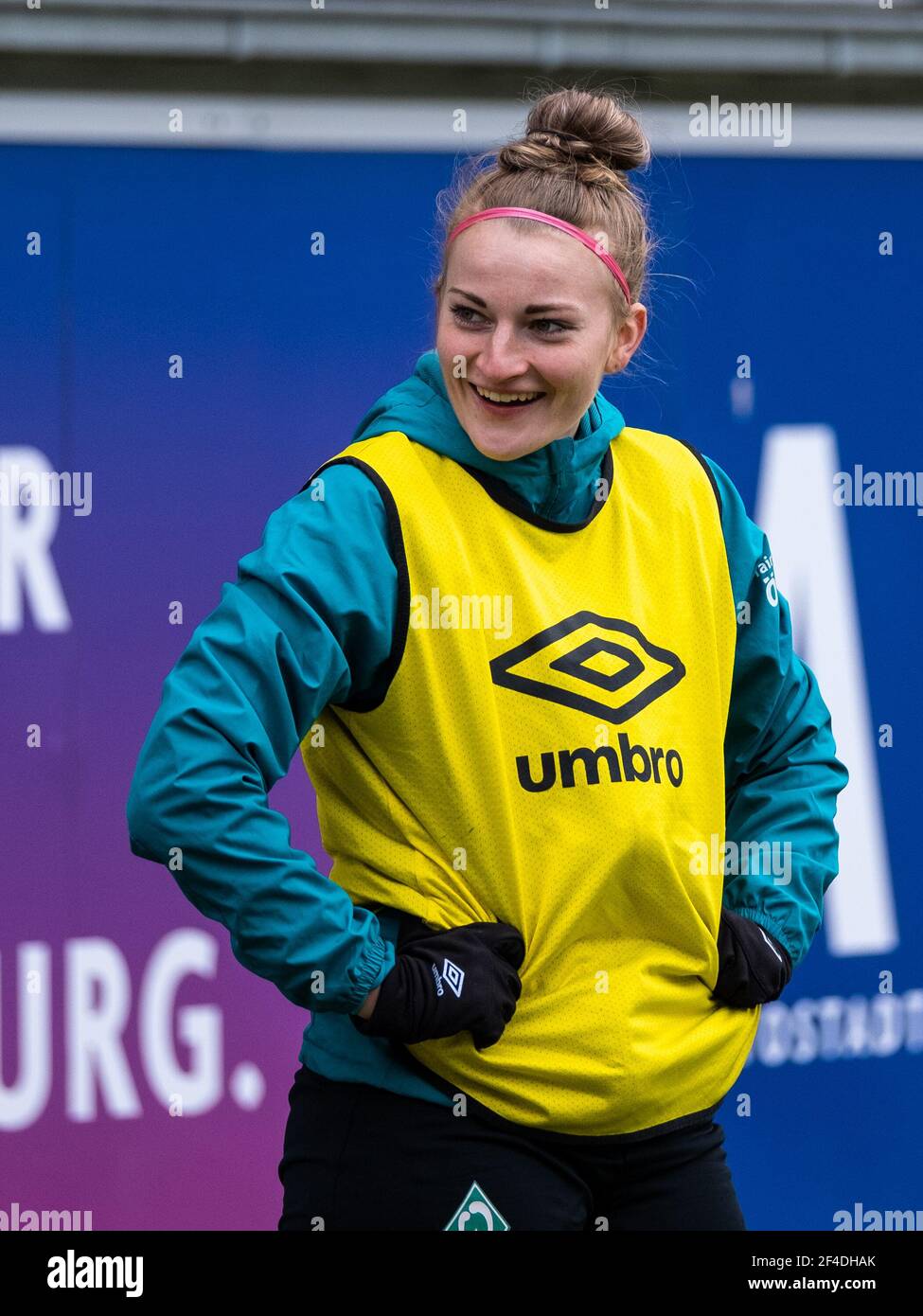 Verena Volkmer (#10 SV Werder) lächelt am Rande beim Aufwärmen beim DFB-Pokallauf 8 zwischen VfL Wolfsburg und SV Werder Bremen im AOK-Stadion in Wolfsburg Deutschland. Kredit: SPP Sport Presse Foto. /Alamy Live Nachrichten Stockfoto