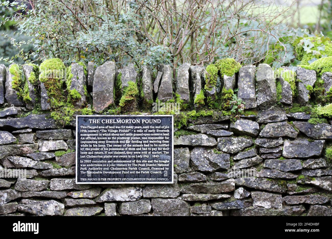 Informationstafel über das historische Chelmorton Pound in Derbyshire Stockfoto