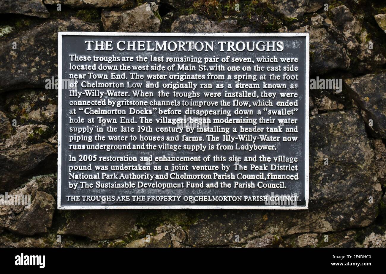 Informationstafel im Dorf Derbyshire von Chelmorton Stockfoto
