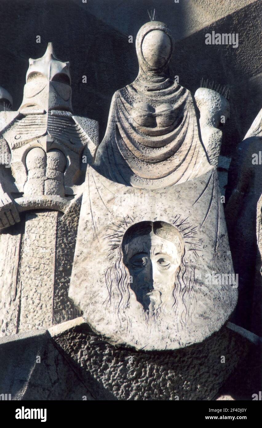Barcelona, Spanien, Detail der Außenseite der Sagrada Familia Kirche, Detail der Passion façade, Josep Maria Subirachs,Bildhauer. Stockfoto