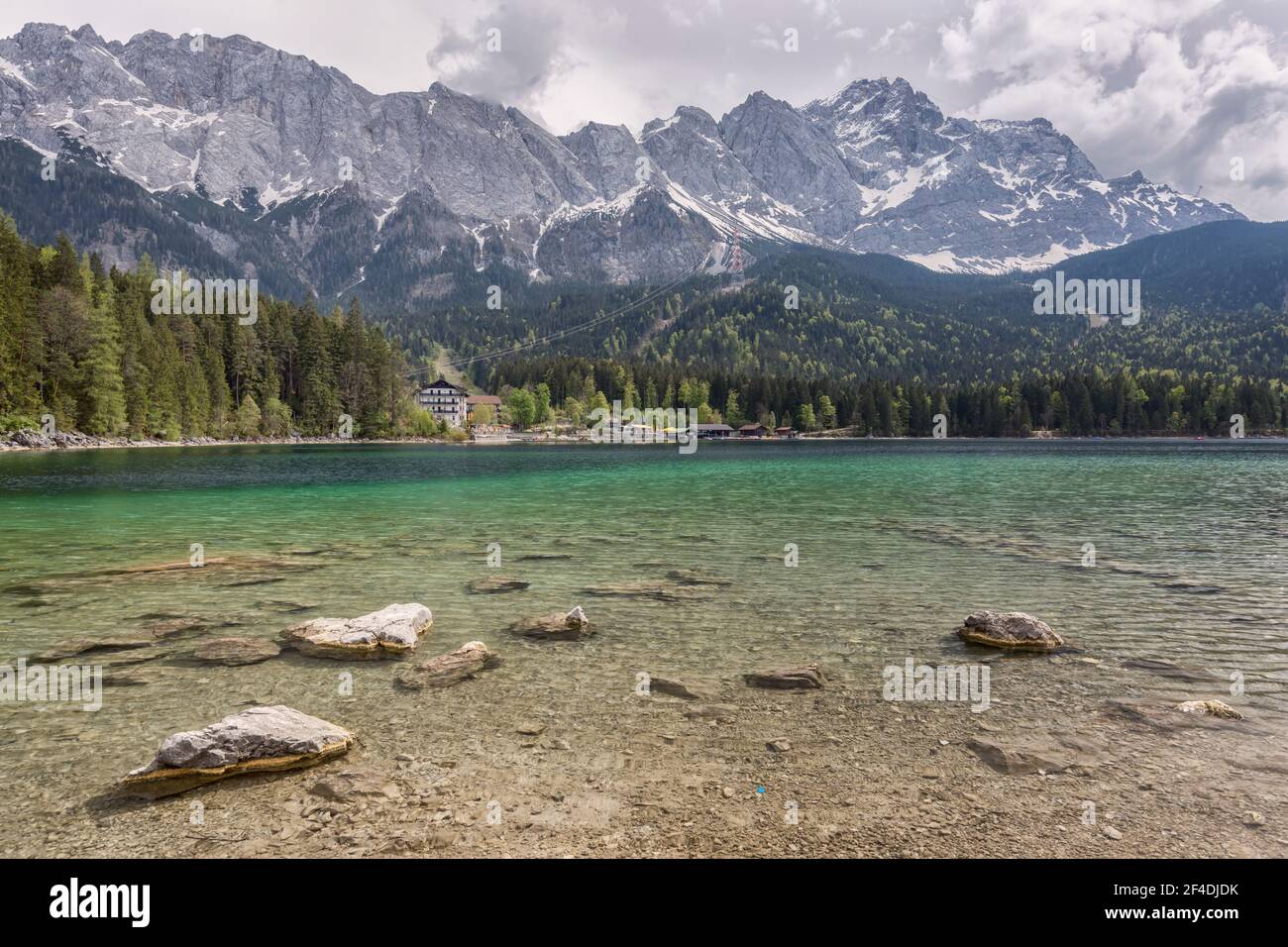 Bayerischer Eibsee mit Zugspitze Stockfoto