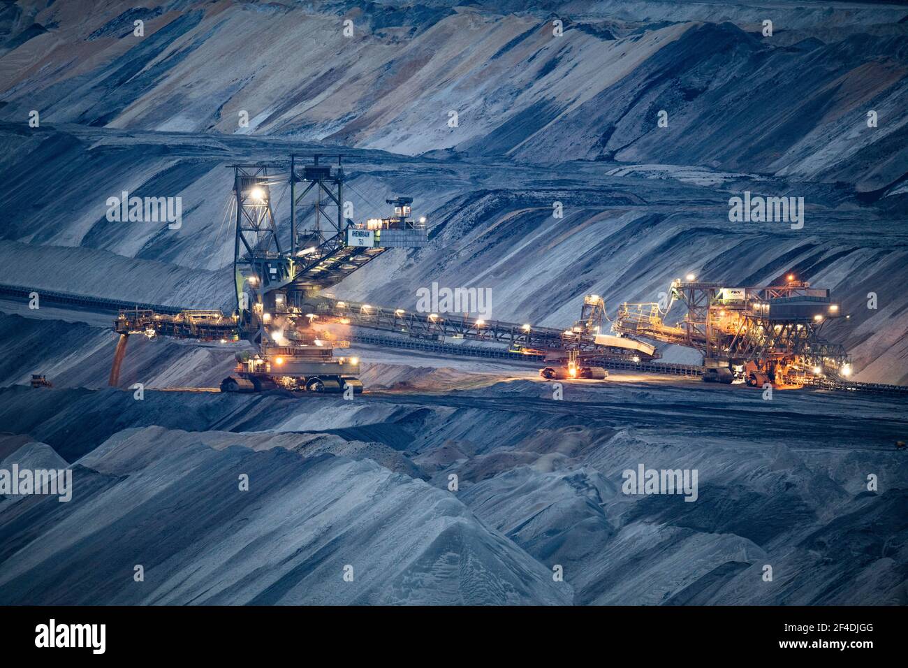 Jackerath, Deutschland. März 2021, 20th. Im Tagebau Garzweiler von RWE-Power wird Abfallgestein rückgefüllt. Die umstrittene Braunkohletagebau ist immer wieder ein Thema der politischen Diskussion. Quelle: Boris Roessler/dpa/Alamy Live News Stockfoto