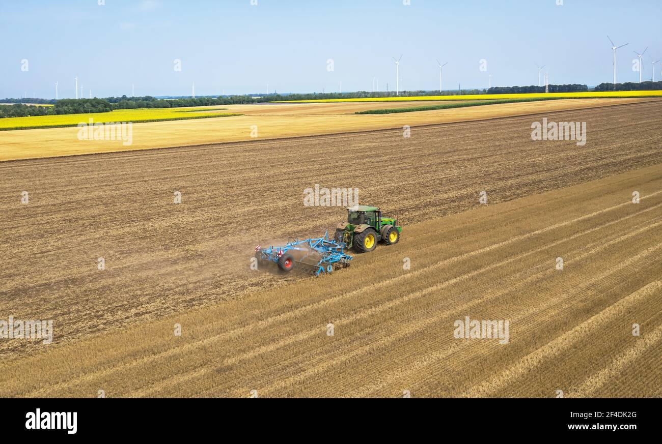 Varna, Bulgarien - Jul 09, 2020 Pflügen eines Feldes mit John Deere 7730 Traktor. Draufsicht auf landwirtschaftlichen Industrietraktor. Stockfoto