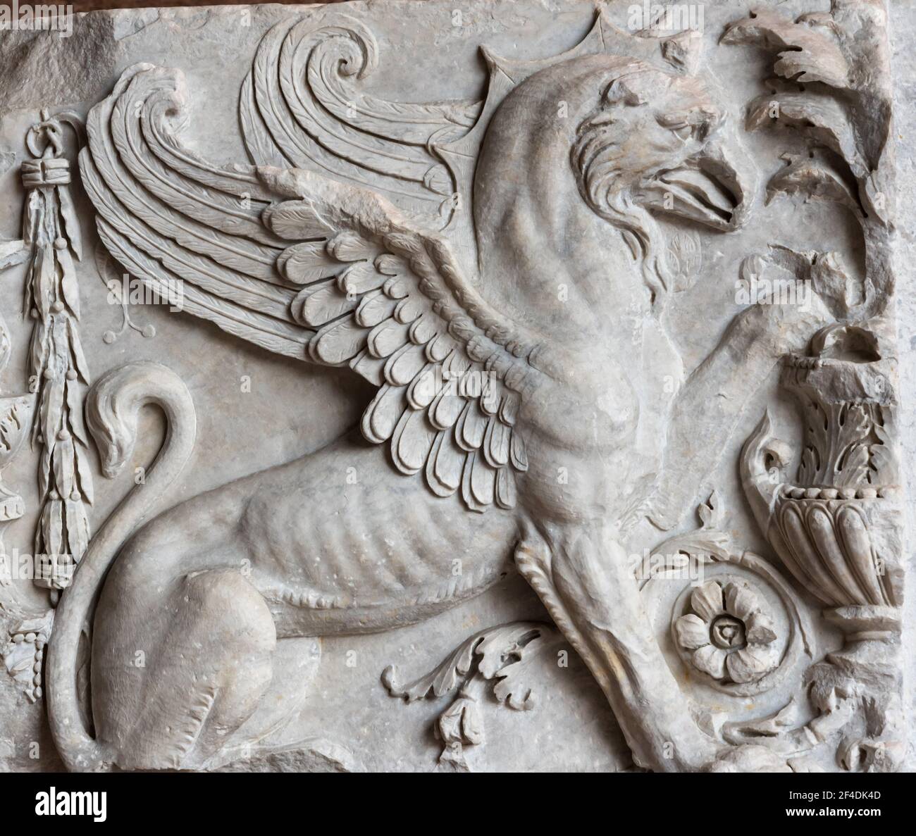 Nahaufnahme des Grips, der als ein geschnitzt auf die antike Marmorwand wurde Dekoratives Element Stockfoto
