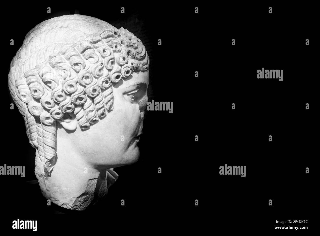 Schwarz-Weiß-Foto des Profils der alten weiblichen römischen Kopf aus Marmor und in Ruinen geformt Stockfoto