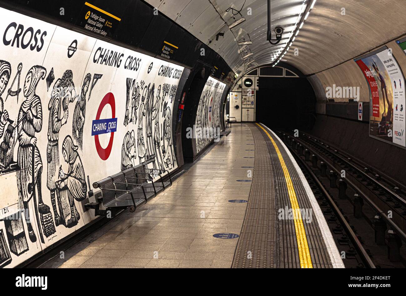 Ein leerer Bahnsteig in der Charing Cross U-Bahnstation, London, England, Großbritannien. Stockfoto