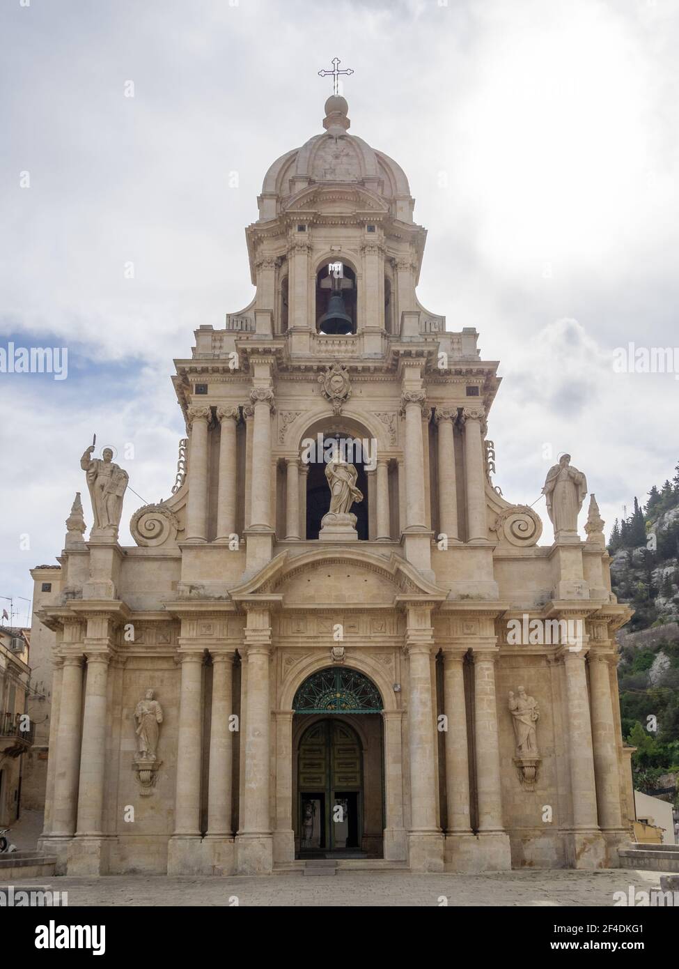 Die spätbarocke Fassade von San Bartolomeo, Scicli Stockfoto