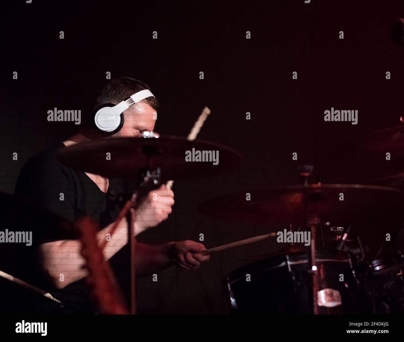 Drummer läuft Amok bei einem Rockkonzert Stockfoto