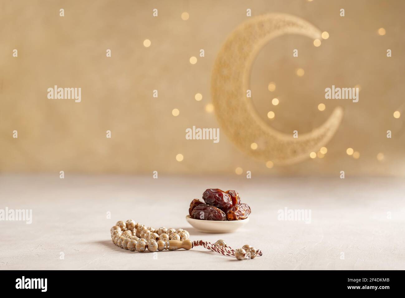 Ramadan kareem Hintergrund . Einrichtung im goldenen Ramadan-Mond mit islamischen Rosenkranzperlen und Datteln mit Früchten. Stockfoto