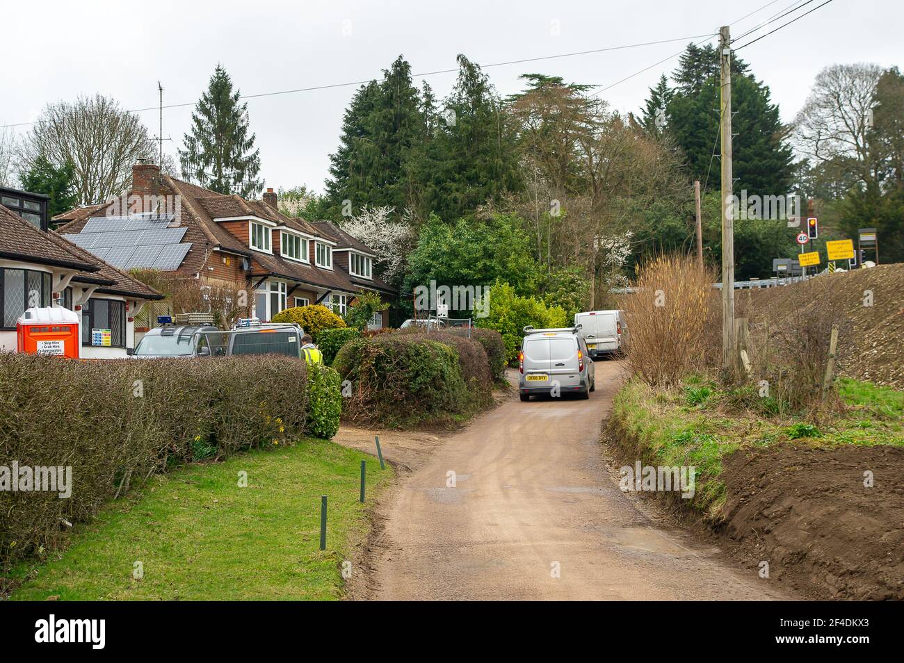 Chalfont St Giles, Großbritannien. März 2021, 18th. Die kurvenreiche Landstraße House Farm Lane in Chalfont St Giles ist seit HS2 nicht mehr erkennbar und für Fußgänger nicht mehr zugänglich. HS2 haben Hektar Ackerland zerstört, Bäume gefällt und Hecken für den Bau einer hoch abfallenden Haul-Straße bis zur HS2 Lüftungsschachtbaustelle entfernt. Einige Bewohner haben jetzt die Haul Straßendamm vor ihren Häusern und die Spur vor ihren Häusern wurde abgeschnitten an einem Ende. Auch der Fluss Misbourne ist jetzt regelmäßig Überschwemmungen nach der HS2 Absetzung in die Gegend. Quelle: Maureen McLean Stockfoto